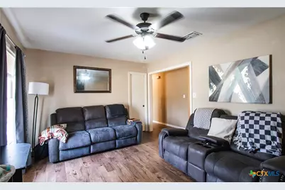 2402 E Walnut Avenue, Victoria, TX 77901 - Photo 2