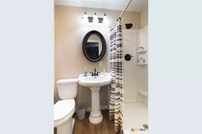 2402 E Walnut Avenue, Victoria, TX 77901 - Photo 8