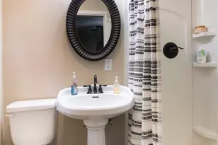 2402 E Walnut Ave, Victoria, TX 77901 - Photo 8