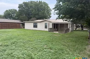 127 Hillcrest Dr, Luling, TX 78648 - Photo 2