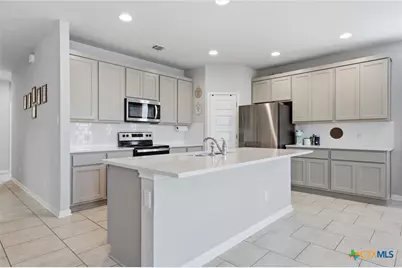 105 Kellys Heroes Way, Jarrell, TX 76537 - Photo 10