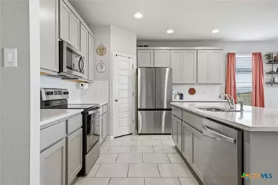 105 Kellys Heroes Way, Jarrell, TX 76537 - Photo 14