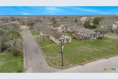 902 Hopkins Street, Yoakum, TX 77995 - Photo 1