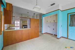 902 Hopkins St, Yoakum, TX 77995 - Photo 12