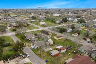 902 Hopkins St, Yoakum, TX 77995 - Photo 18