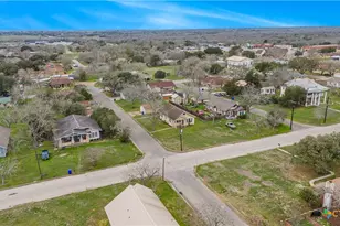 902 Hopkins St, Yoakum, TX 77995 - Photo 28