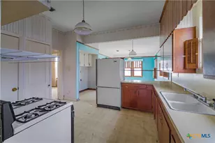 902 Hopkins St, Yoakum, TX 77995 - Photo 8