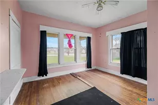 902 Hopkins St, Yoakum, TX 77995 - Photo 14