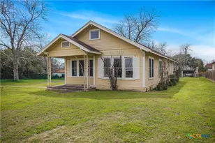 902 Hopkins St, Yoakum, TX 77995 - Photo 4