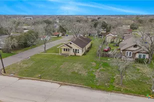 902 Hopkins St, Yoakum, TX 77995 - Photo 24