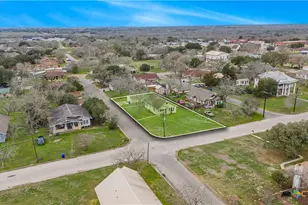 902 Hopkins St, Yoakum, TX 77995 - Photo 20