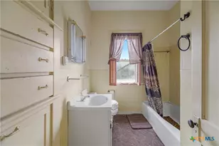 902 Hopkins St, Yoakum, TX 77995 - Photo 16