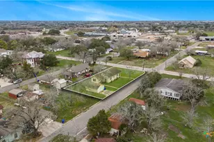 902 Hopkins St, Yoakum, TX 77995 - Photo 26