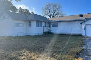 904 Edgar St, Yoakum, TX 77995 - Photo 2