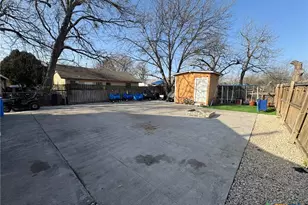 918 N Guadalupe St, Seguin, TX 78155 - Photo 16