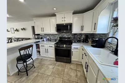 918 N Guadalupe Street, Seguin, TX 78155 - Photo 4