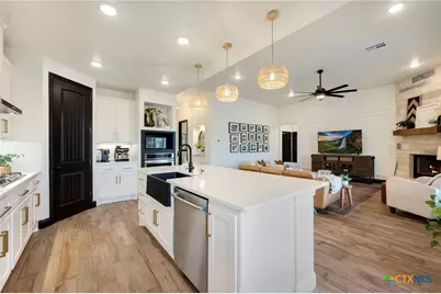 462 Curvatura, New Braunfels, TX 78132 - Photo 8