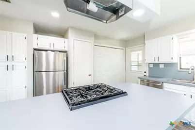 218 W 6th Street, Shiner, TX 77984 - Photo 10