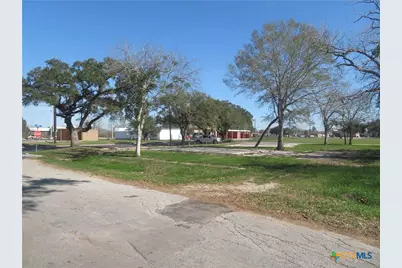 907 N. East St, Edna, TX 77957 - Photo 24