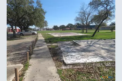 907 N. East St, Edna, TX 77957 - Photo 18