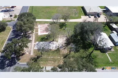 907 N. East St, Edna, TX 77957 - Photo 6