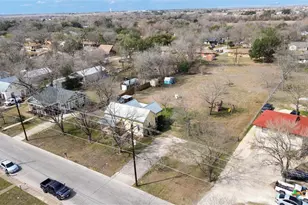 703 Bois D'Arc St, Lockhart, TX 78644 - Photo 30