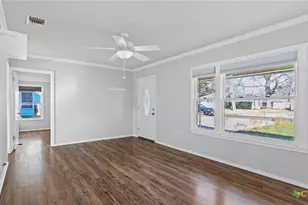 420 Wallace St, Seguin, TX 78155 - Photo 4