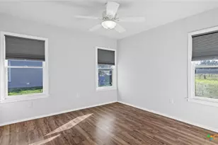 420 Wallace St, Seguin, TX 78155 - Photo 12