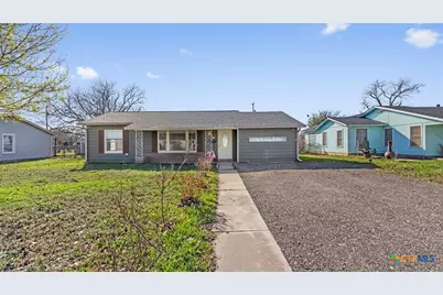 420 Wallace Street, Seguin, TX 78155 - Photo 2