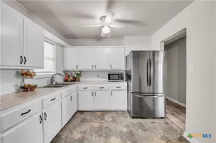 1001 W 8th St, Cameron, TX 76520 - Photo 8