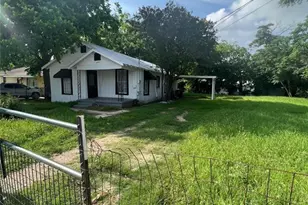 225 Lamar St, Luling, TX 78648 - Photo 2