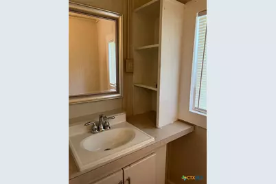 225 Lamar Street, Luling, TX 78648 - Photo 10