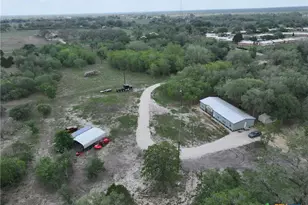 838 E Oak St, Goliad, TX 77963 - Photo 1