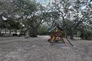 838 E Oak St, Goliad, TX 77963 - Photo 6