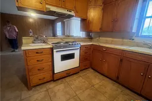 509 W 6th St, Yorktown, TX 78164 - Photo 4