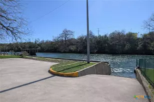 445 Granada Dr, New Braunfels, TX 78130 - Photo 2