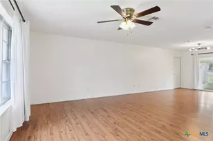 445 Granada Dr, New Braunfels, TX 78130 - Photo 10