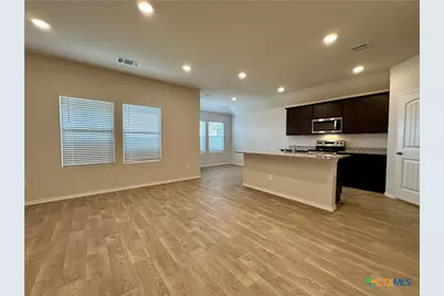 713 Signe, Seguin, TX 78155 - Photo 2
