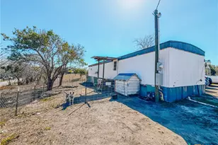 822 E Fannin St, Goliad, TX 77963 - Photo 14