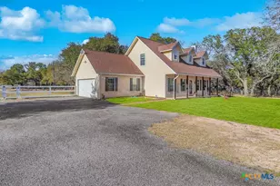 1561 County Rd 320, Floresville, TX 78114 - Photo 4