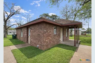 807 S Promenade Street, Hallettsville, TX 77964 - Photo 2