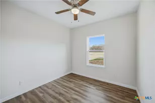 604 Mustang Cir, Nixon, TX 78140 - Photo 8