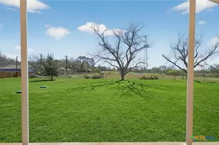 514 Hospital Blvd, Floresville, TX 78114 - Photo 36