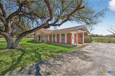 514 Hospital Boulevard, Floresville, TX 78114 - Photo 2