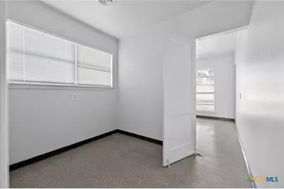 514 Hospital Boulevard, Floresville, TX 78114 - Photo 32