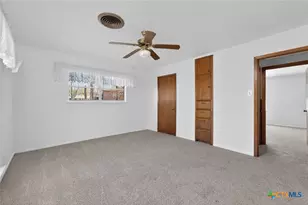 514 Hospital Blvd, Floresville, TX 78114 - Photo 18