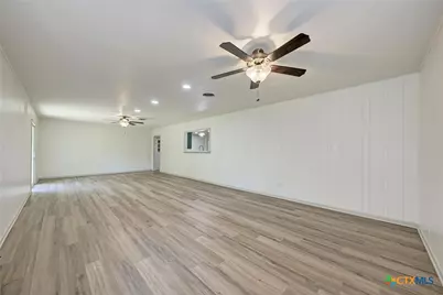 502 W Avenue A, Lampasas, TX 76550 - Photo 36