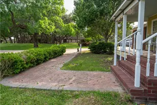 403 Oakside Dr, Victoria, TX 77905 - Photo 10