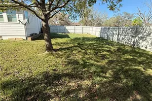 619 E Donegan St, Seguin, TX 78155 - Photo 18