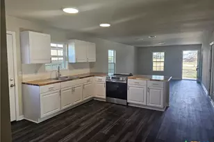 800 E 6th St, Nixon, TX 78140 - Photo 4